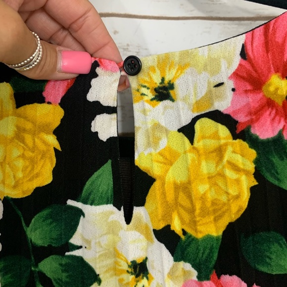 T Tahari Floral Printed Pleated Belted Dre… - Picture 8 of 12
